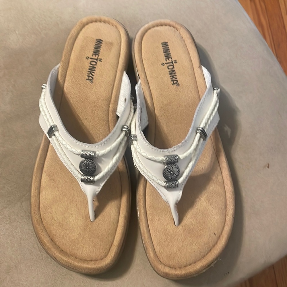 Minnetonka size 10 flip flops